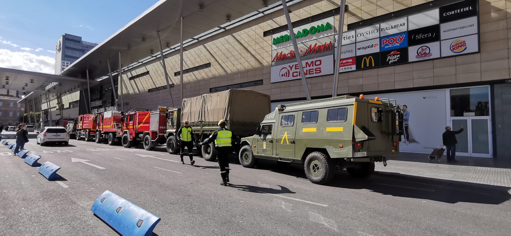 La estación de ferrocarril, el aeropuerto y el puerto son los primeros puntos donde están actuando en labores de desifección.