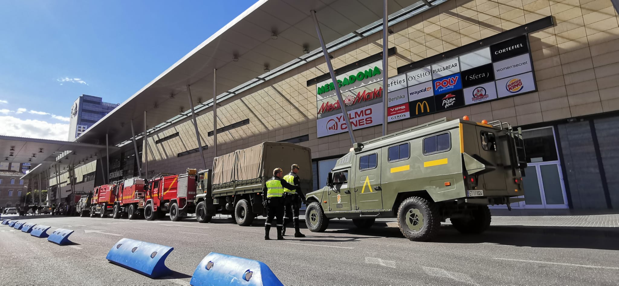 La estación de ferrocarril, el aeropuerto y el puerto son los primeros puntos donde están actuando en labores de desifección.