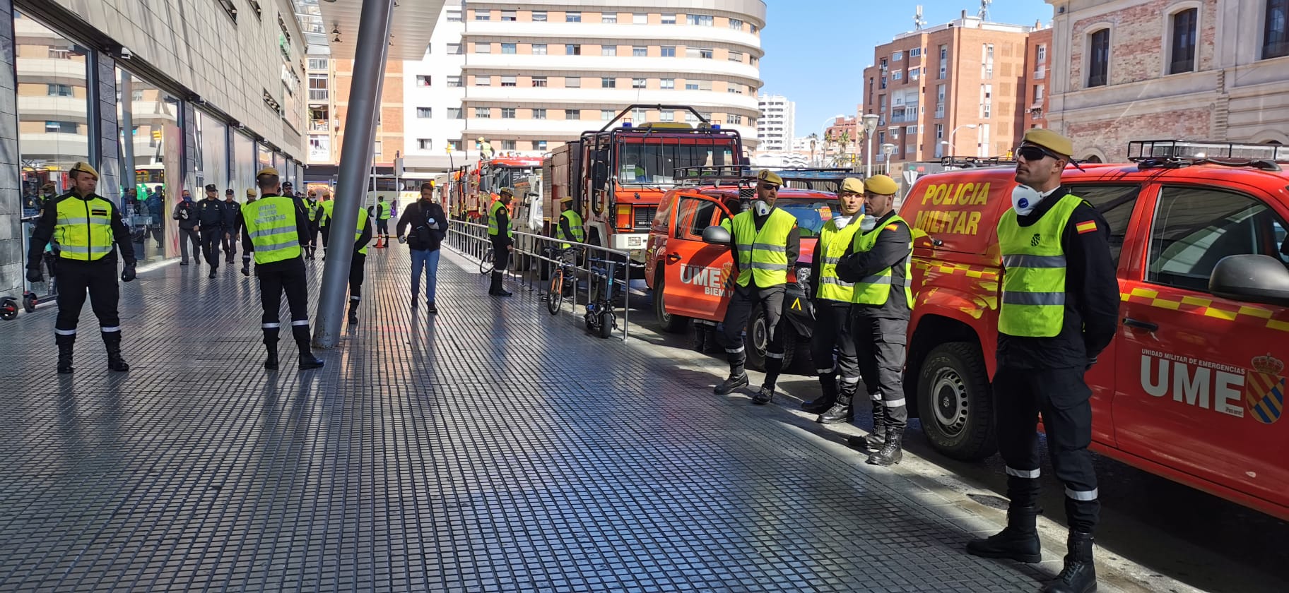 La estación de ferrocarril, el aeropuerto y el puerto son los primeros puntos donde están actuando en labores de desifección.