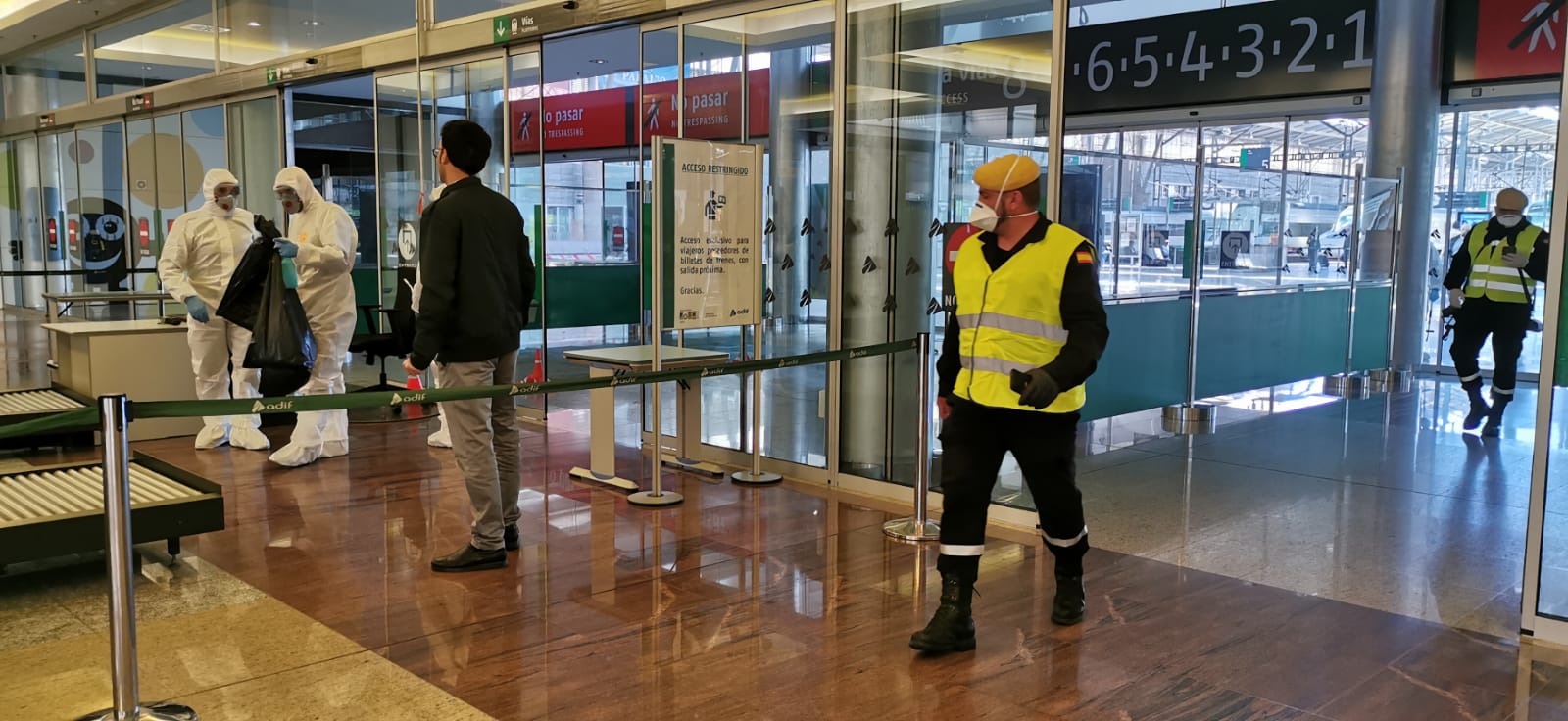 La estación de ferrocarril, el aeropuerto y el puerto son los primeros puntos donde están actuando en labores de desifección.