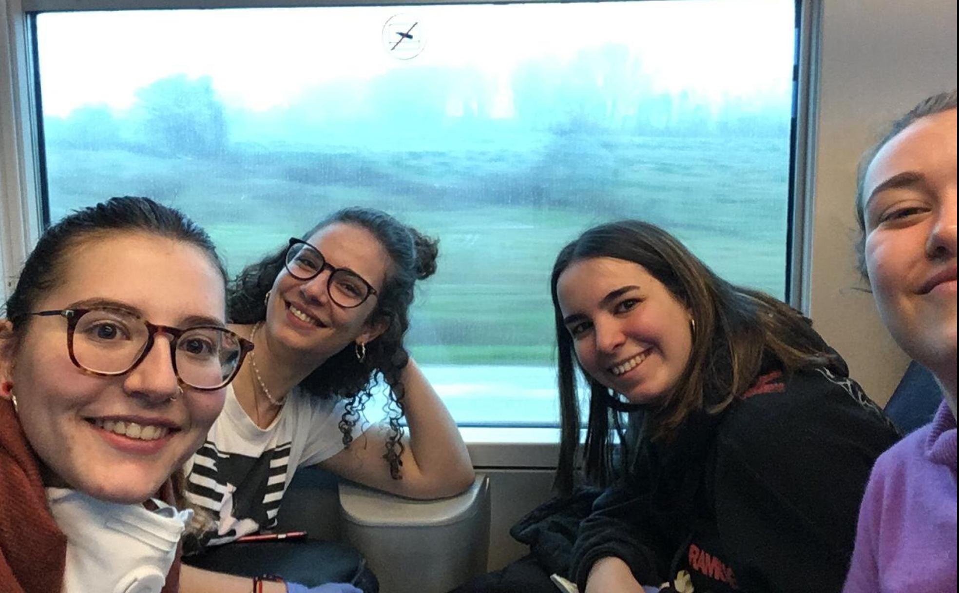 De izquierda a derecha: Elena Adell Lázaro, Rosa Cobalea López, Clara Barroso Raya y Nuria Suárez Hernández, en el tren que les llevó de Florencia a Pisa.