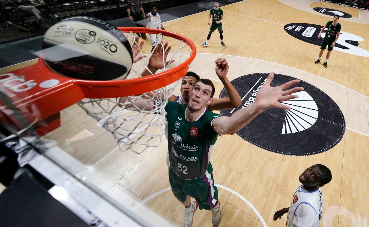Rubén Guerrero encesta en la semifinal de la Copa del Rey contra el Andorra. 