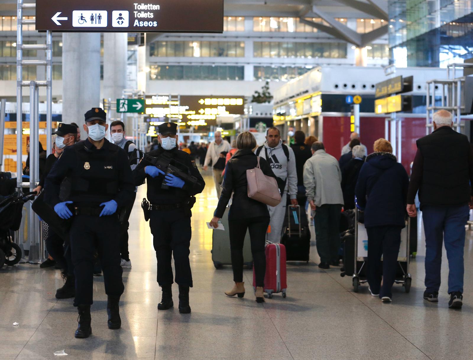 Agentes de la Policía Nacional en el aeropuerto de Málaga.