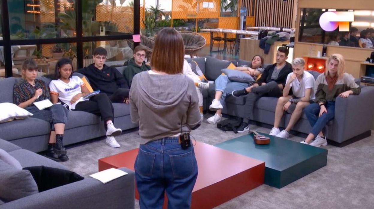 Concursantes de 'O. T.', dentro de una academia sin Roberto Leal en la entrega del pasado domingo. r. c.