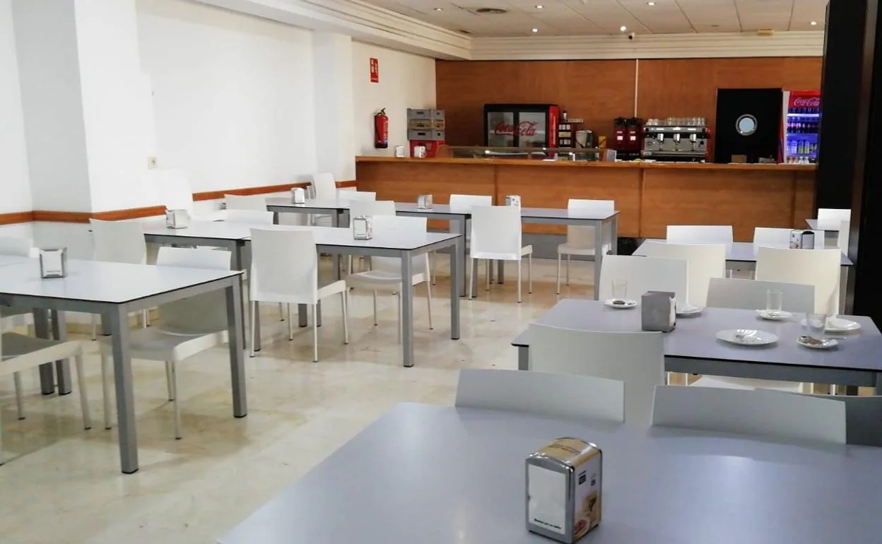 La cafetería del Hospital de la Axarquía solo abrirá para sus trabajadores  y a un familiar por paciente ingresado | Diario Sur