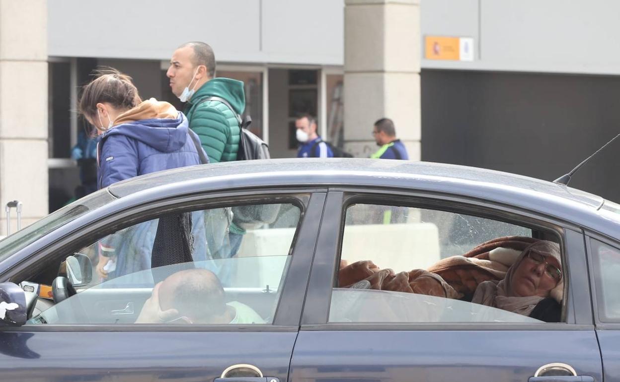 Algunos de los viajeros que esperan desde anoche para poder cruzar en ferry a Melilla han dormido en sus coches. 