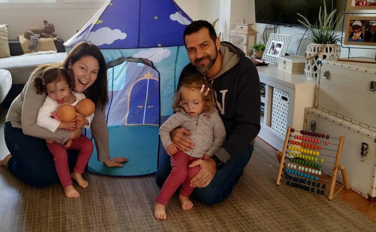 Natalia y Salva, con las pequeñas Carla y Laura en el salón de su casa