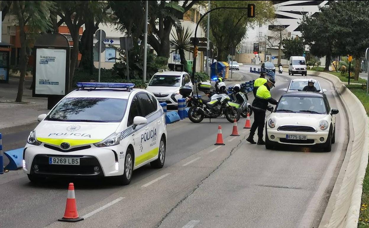 La policía local parando vehículos en Málaga.