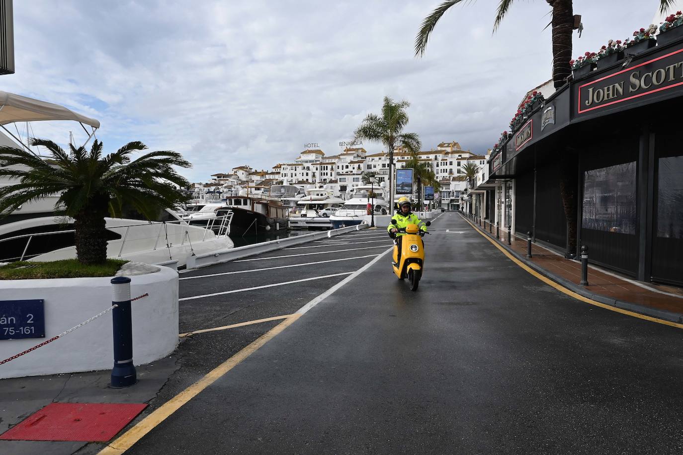 Así está estos días Puerto Banús, en Marbella