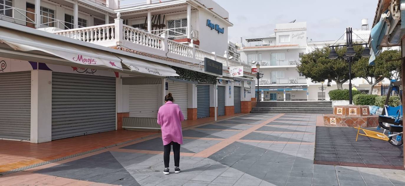 El paseo marítimo de Torremolinos, prácticamente desierto por la cuarentena