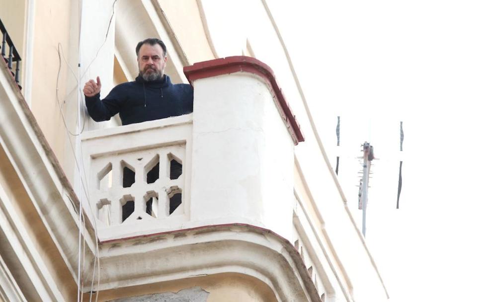 El bartítono malagueño Carlos Álvarez, durante su interpretación desde el balcón de su domicilio. 