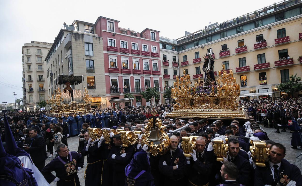Los tronos de Jesús El Rico y la Virgen del Amor, en la plaza del Obispo. 