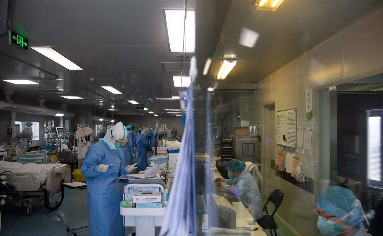 Profesionales sanitarios trabajan en un hospital de Wuhan.