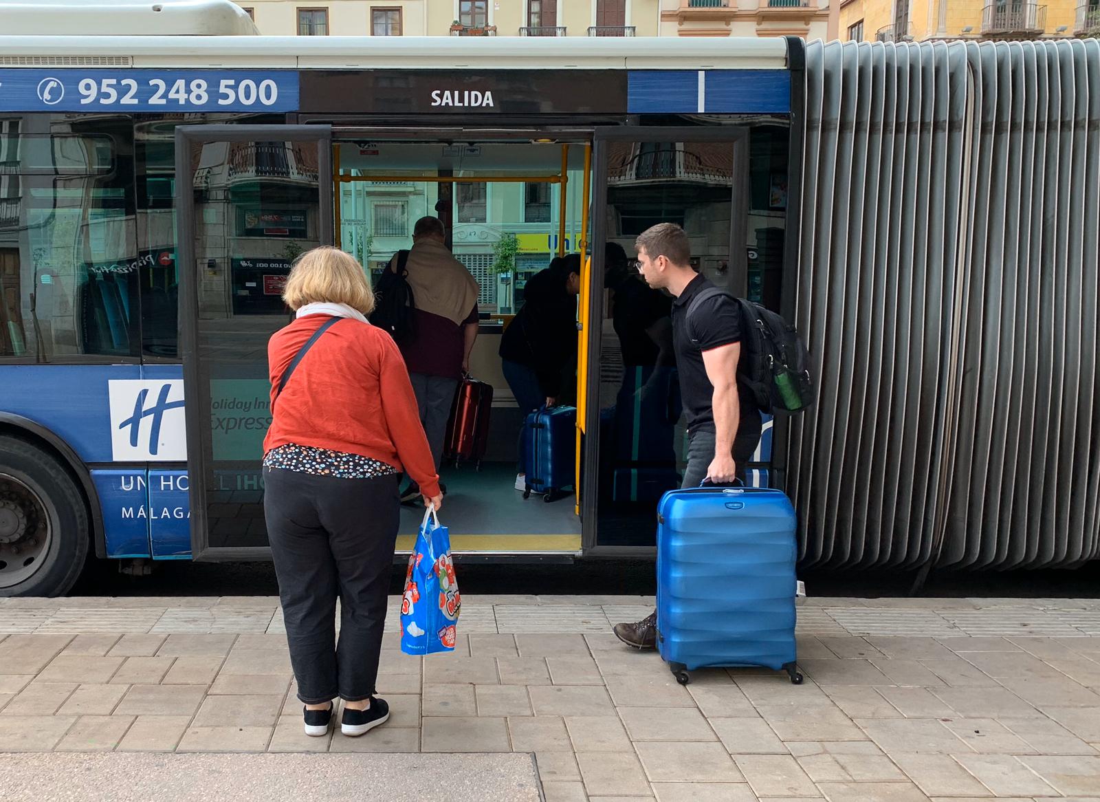 Viajeros entrando a un autobús