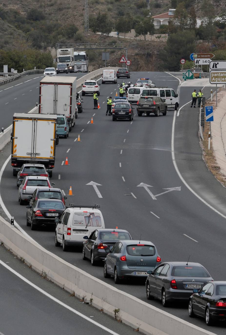 Control policial para controlar la entrada a la ciudad por la autovía