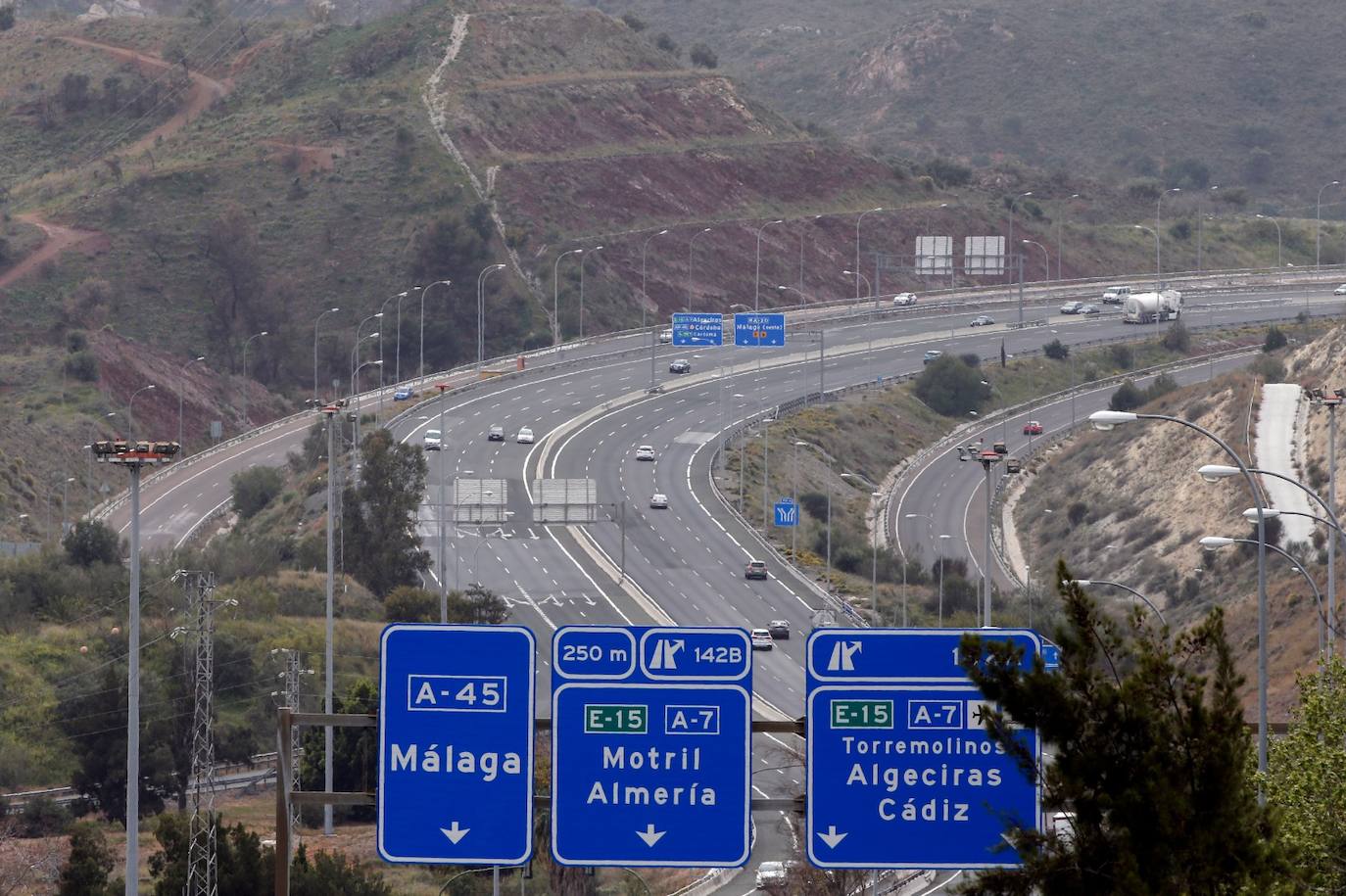 Control policial para controlar la entrada a la ciudad por la autovía