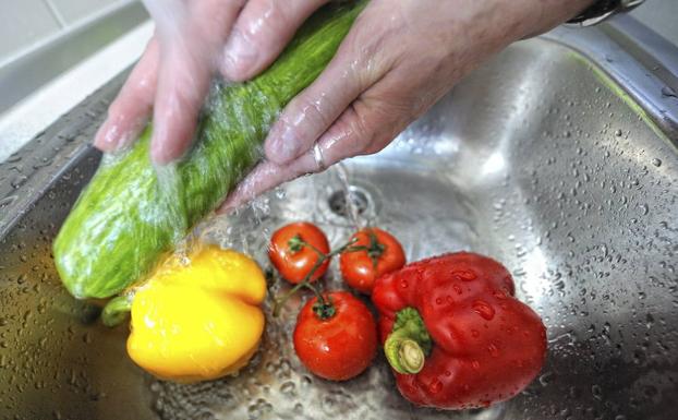 Guía para prevenir el coronavirus en la cocina y la comida