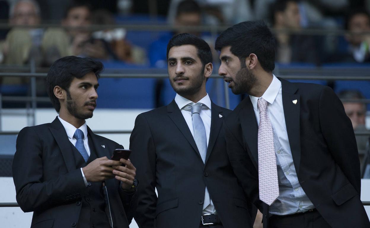 Nayef, Rakan y Nasser Al-Thani, en el palco de La Rosaleda. 
