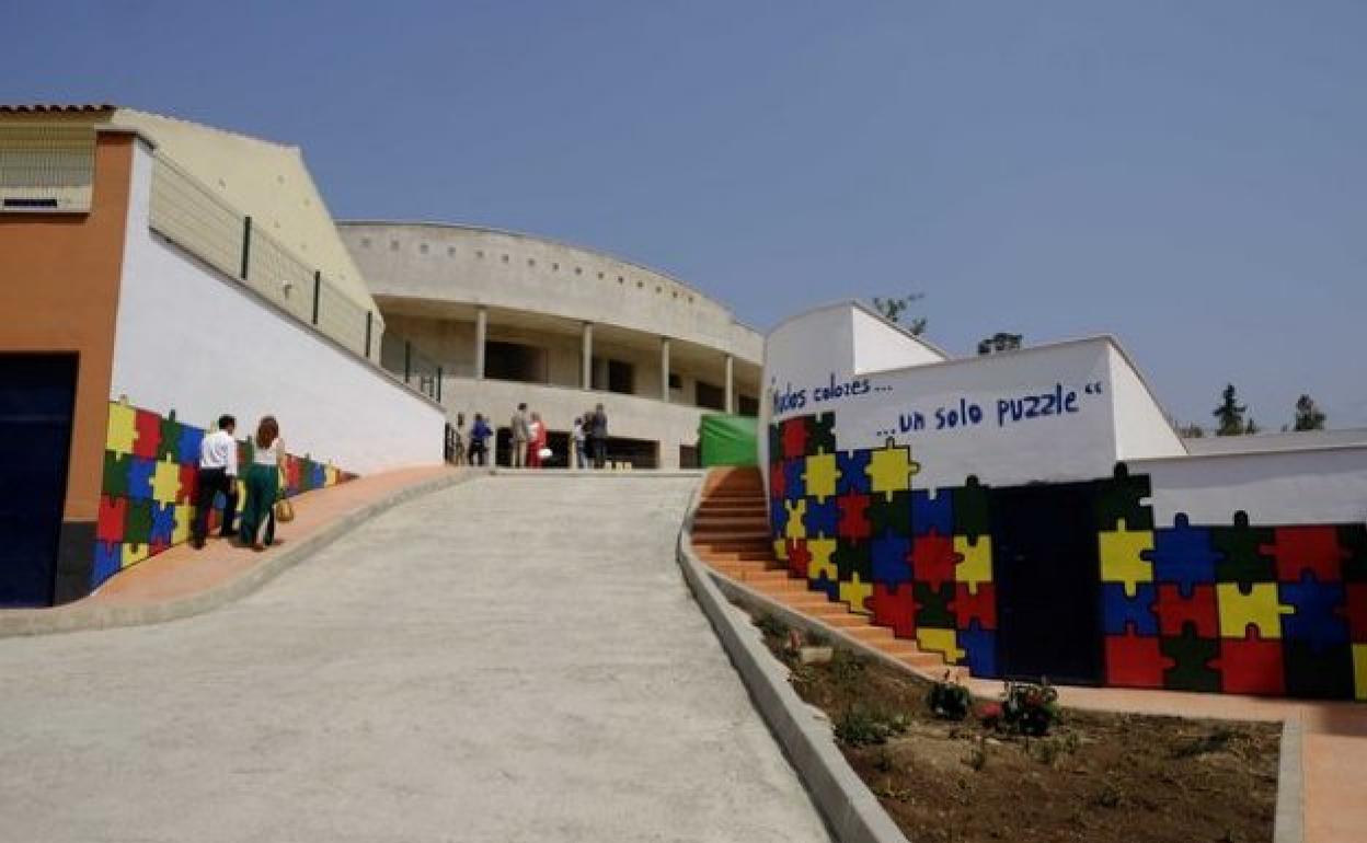 Acceso a las instalaciones de Autismo Sur en La Virreina. 