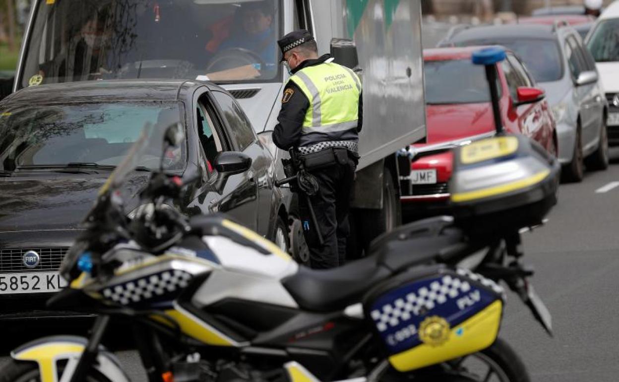 Tráfico alerta de complicaciones en las salidas de Madrid, Barcelona o Vizcaya en plena crisis del coronavirus