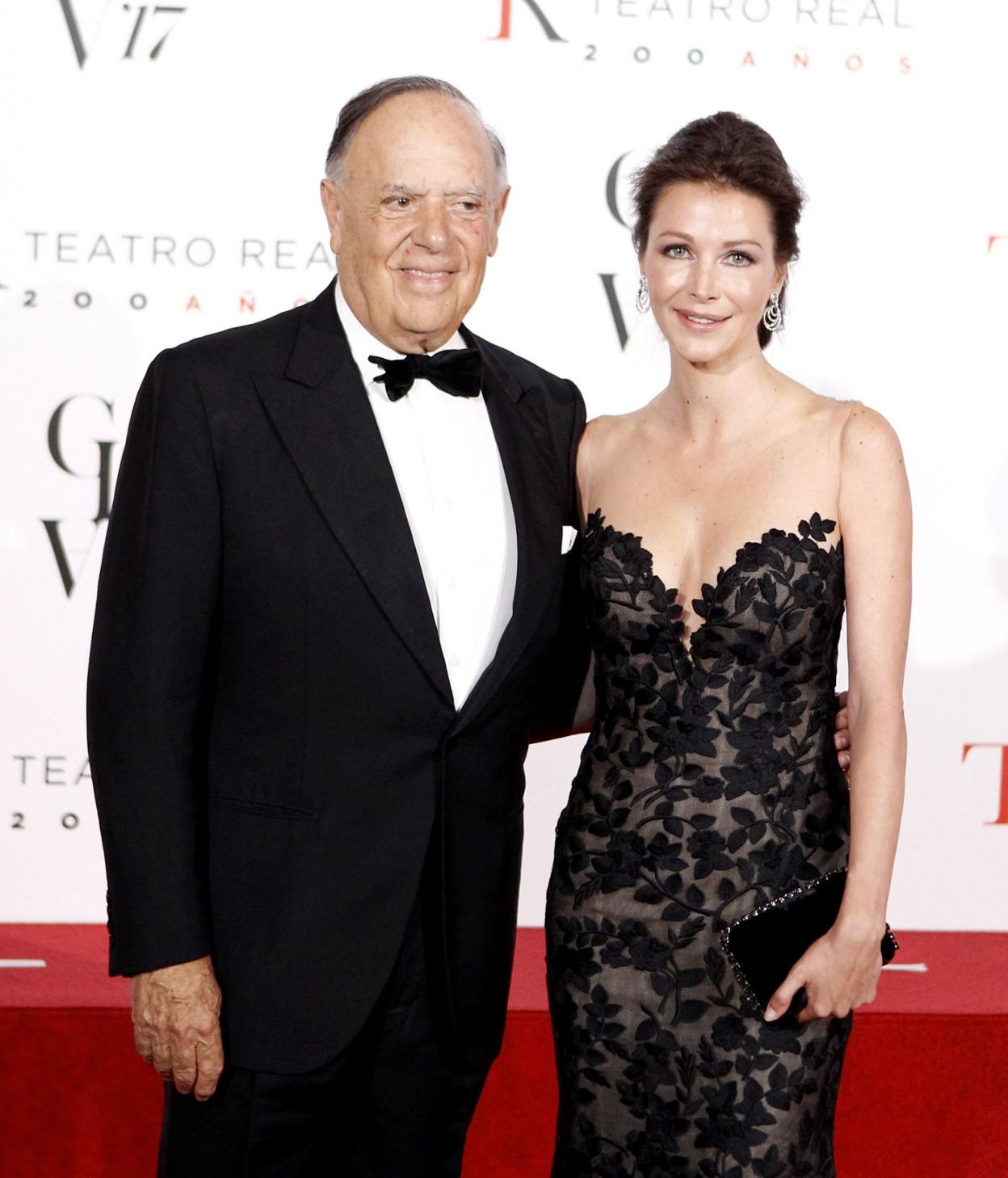 Carlos Falcó, marqués de Griñón, con su hija Tamará Falcó, fruto de su matrimonio con Isabel Preysler, su segunda esposa. A la izquierda, junto a su actual mujer, la exmodelo malagueña Esther Doña. R. C.