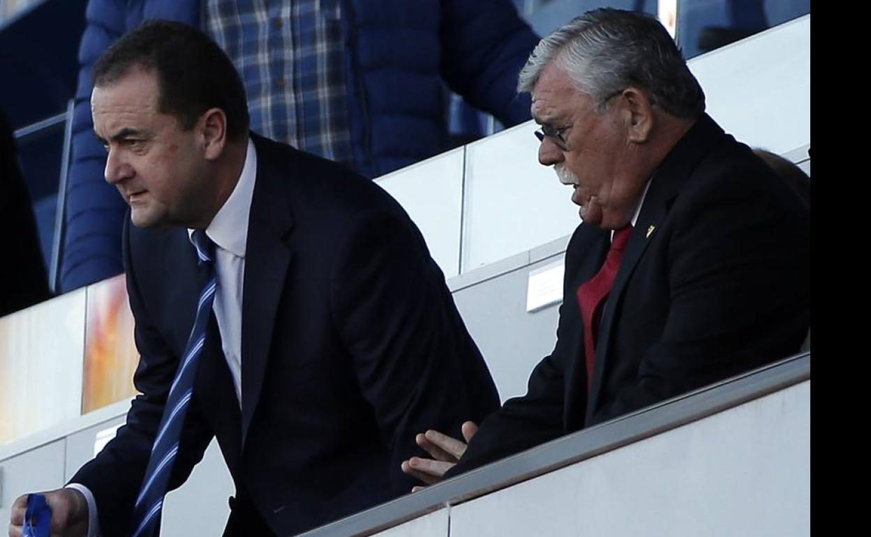 Muñoz, junto al consejero consultivo Martín Aguilar en el palco durante el Málaga-Zaragoza. 