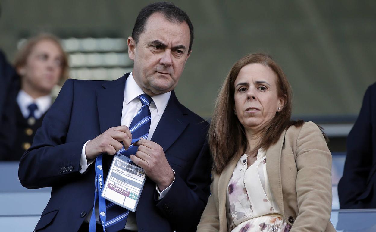 Muñoz, con la directora del área jurídica de su consultoría, Adela Cervantes, en el palco de La Rosaleda.