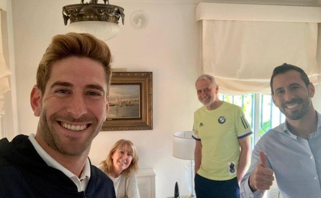 Álex Ruiz, junto a sus padres y un hermano en su cuarentena en su casa de Alhaurín de la Torre. 