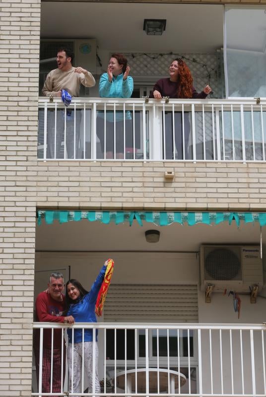 Bloques y recintos privados tiran de imaginación durante la cuarentena para mantener el ánimo y no perder el contacto con los vecinos