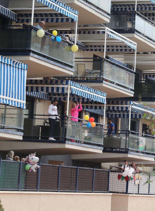 Bloques y recintos privados tiran de imaginación durante la cuarentena para mantener el ánimo y no perder el contacto con los vecinos