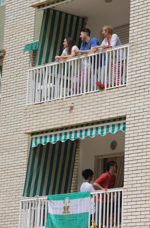 Bloques y recintos privados tiran de imaginación durante la cuarentena para mantener el ánimo y no perder el contacto con los vecinos