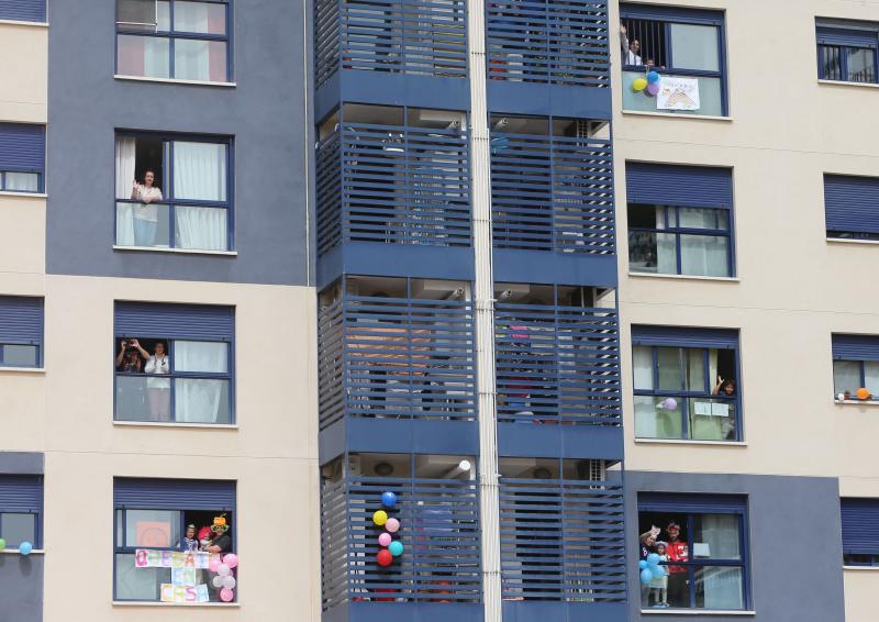 Bloques y recintos privados tiran de imaginación durante la cuarentena para mantener el ánimo y no perder el contacto con los vecinos