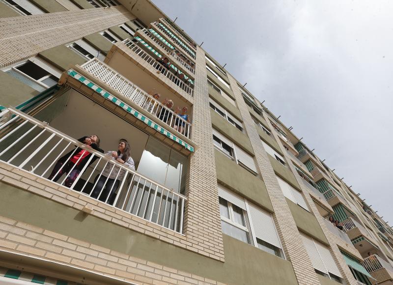 Bloques y recintos privados tiran de imaginación durante la cuarentena para mantener el ánimo y no perder el contacto con los vecinos