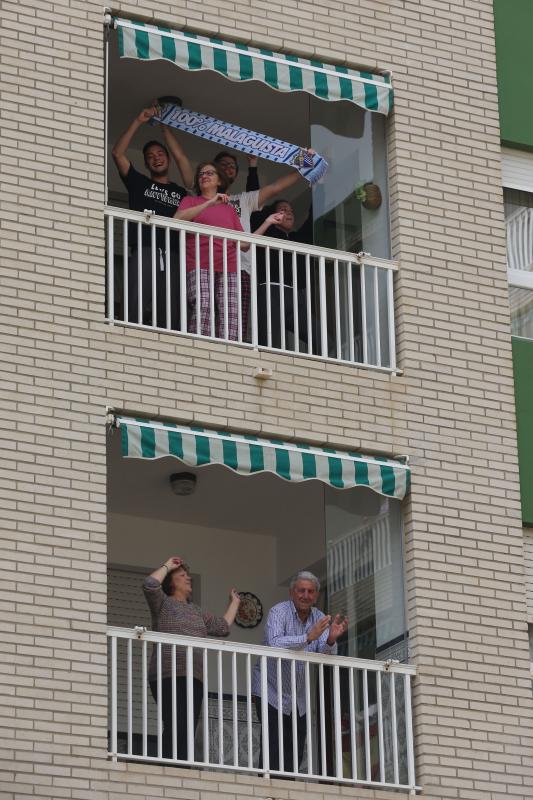 Bloques y recintos privados tiran de imaginación durante la cuarentena para mantener el ánimo y no perder el contacto con los vecinos