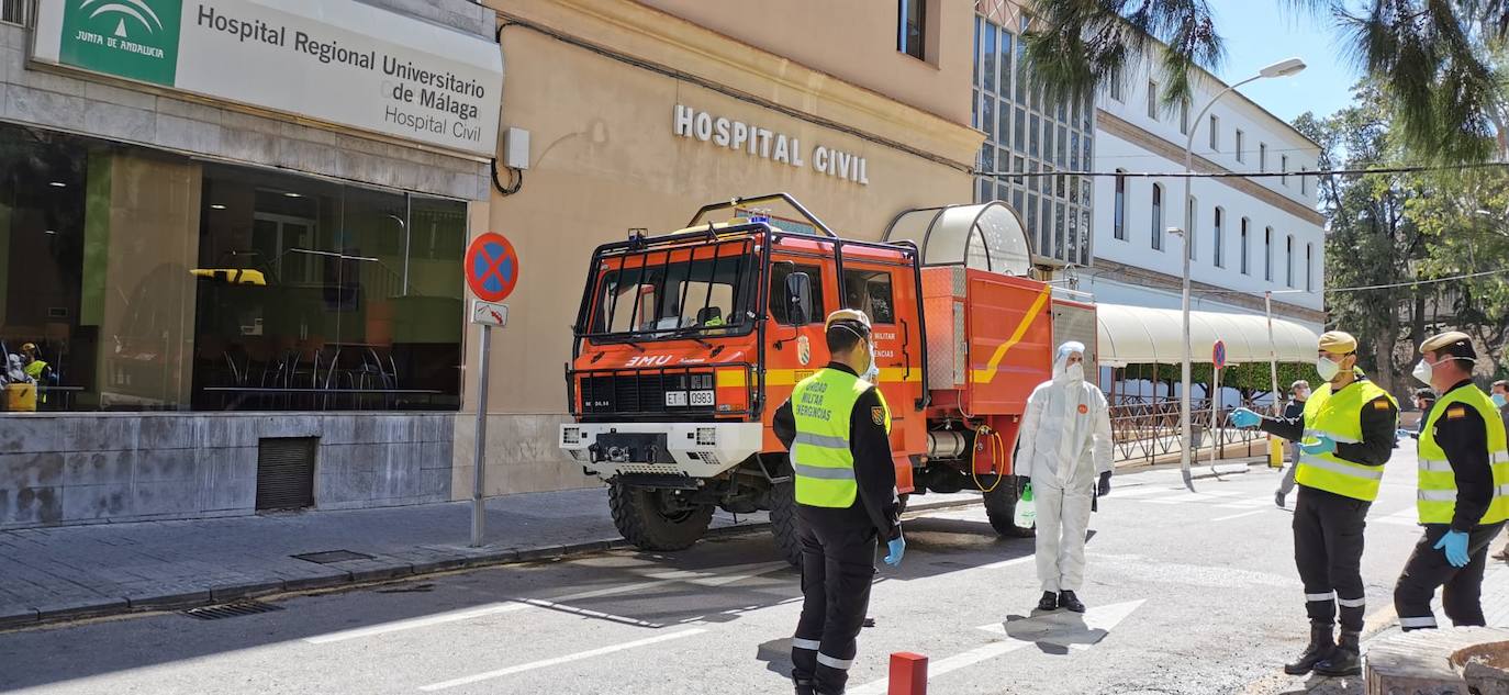 La UME realiza labores de desinfección en el Hospital Civil.