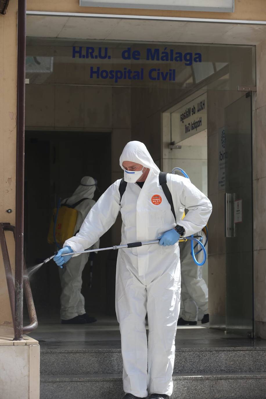 La UME realiza labores de desinfección en el Hospital Civil.