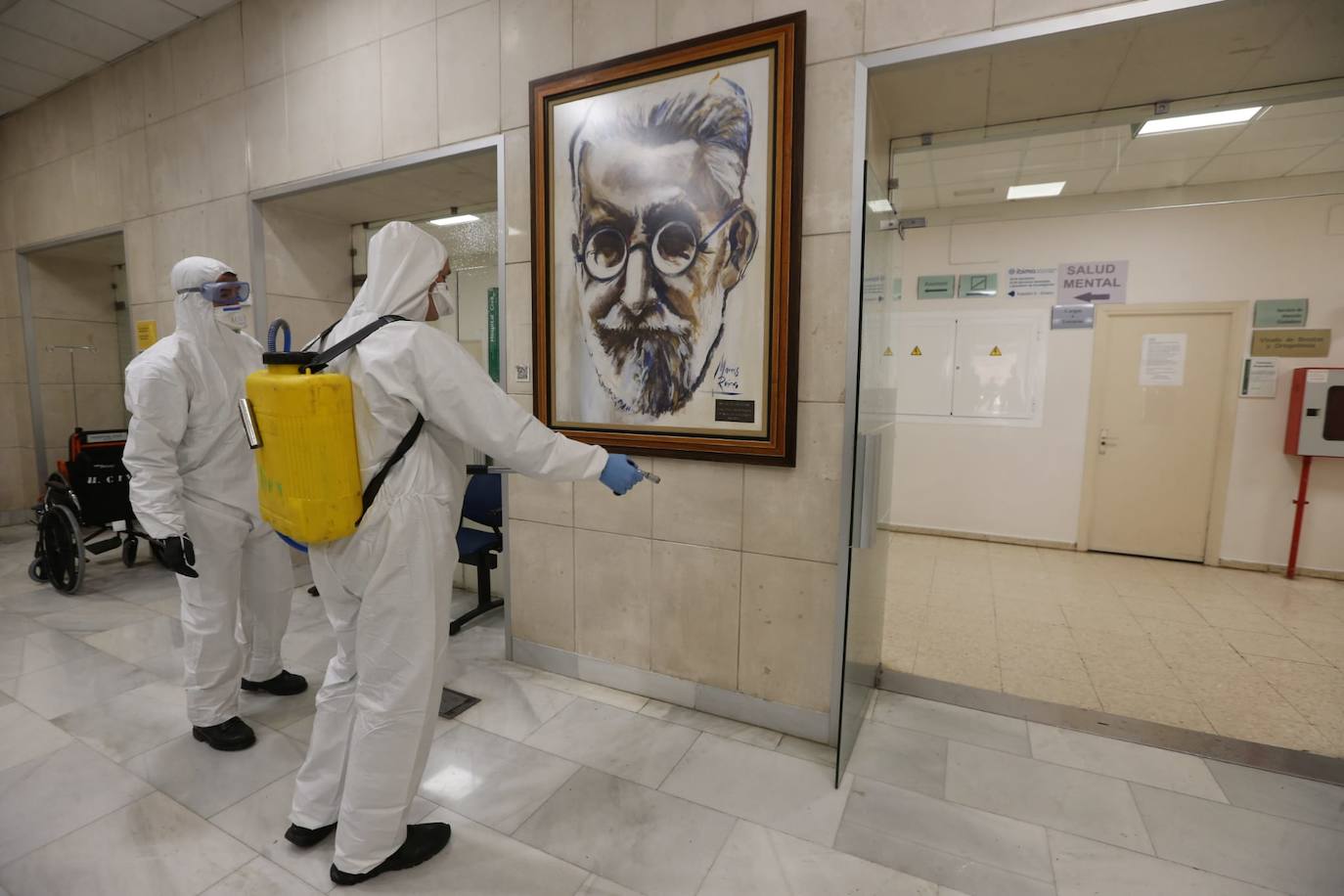 La UME realiza labores de desinfección en el Hospital Civil.