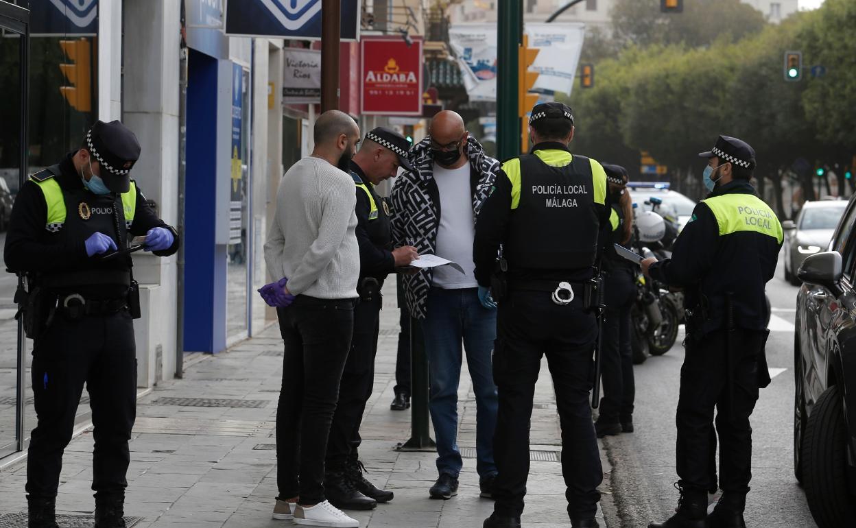 Agentes de la Policía Local durante un control en la capital malagueña. 