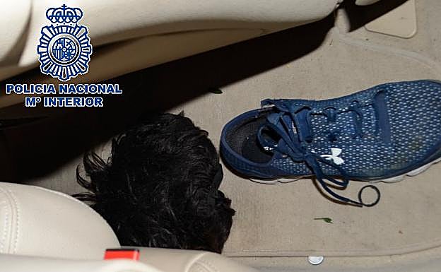 En el interior de uno de los vehículos implicados en el siniestro se encontraron útiles de ocultación, como pelucas y pasamontañas. 