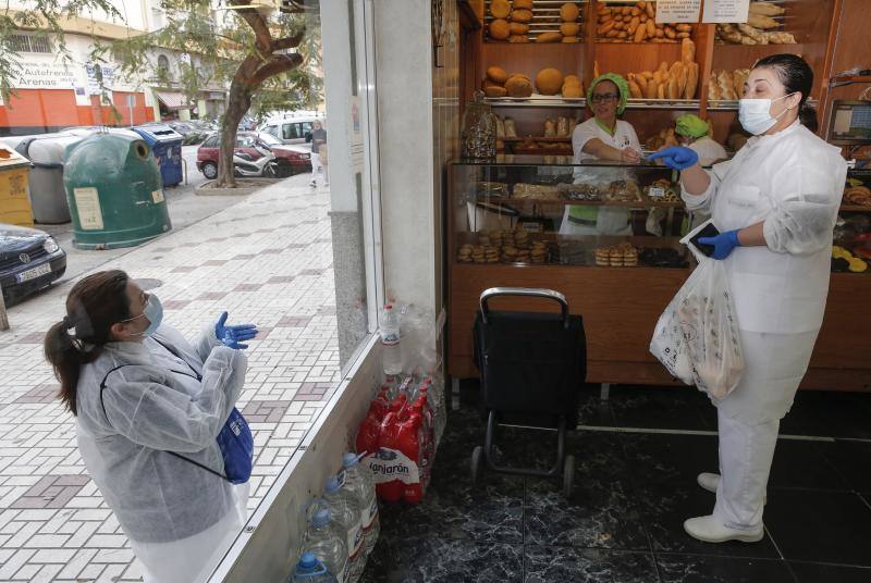 Comercios abiertos en calle Gaucín de la capital. En la imagen casa Kiki