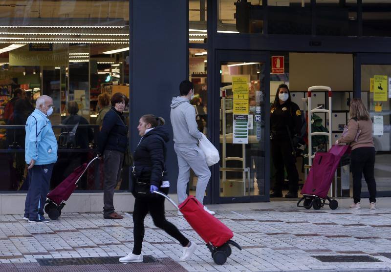 Comercios abiertos en calle Gaucín de la capital.