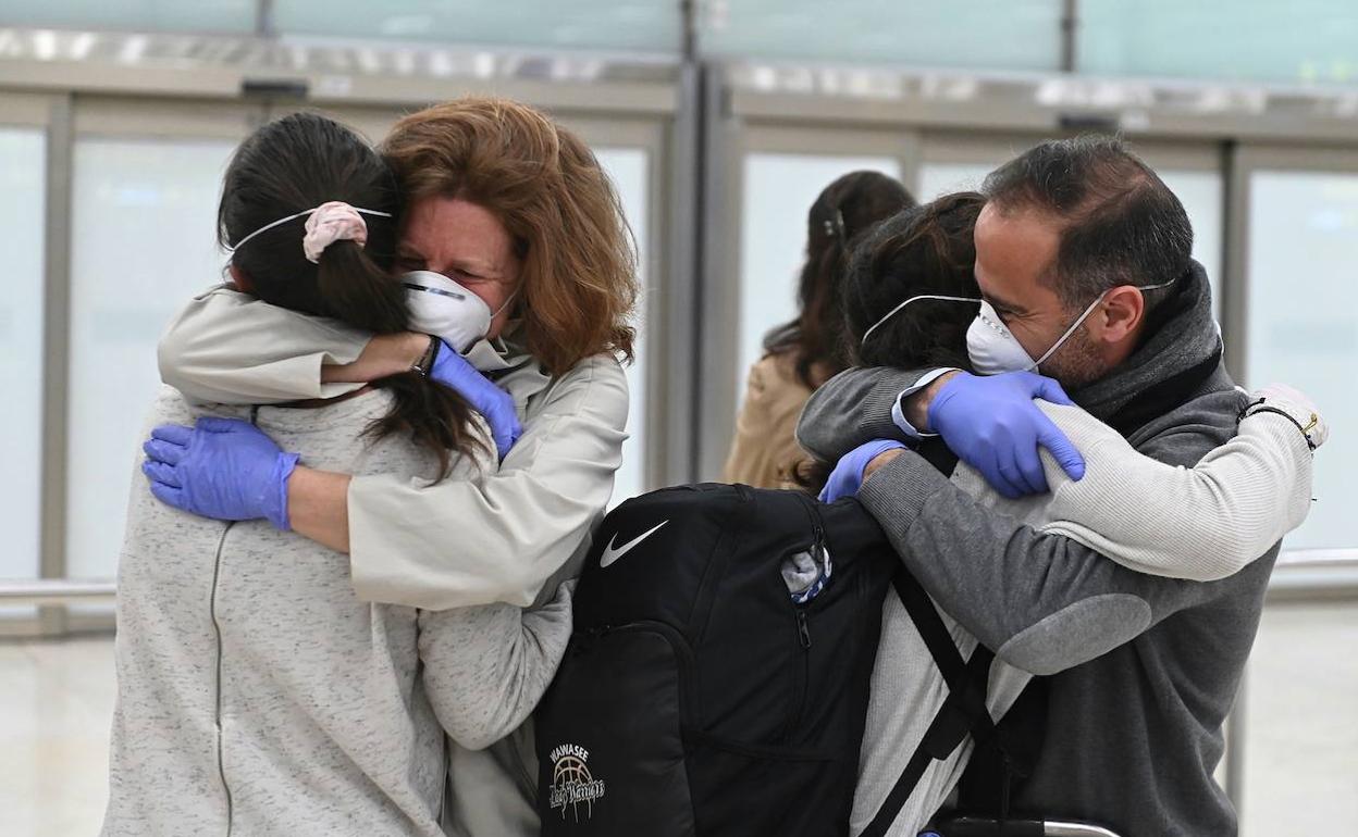 Viajeros atrapados en Quito (Ecuador) llegan al areopuerto de Barcelona.