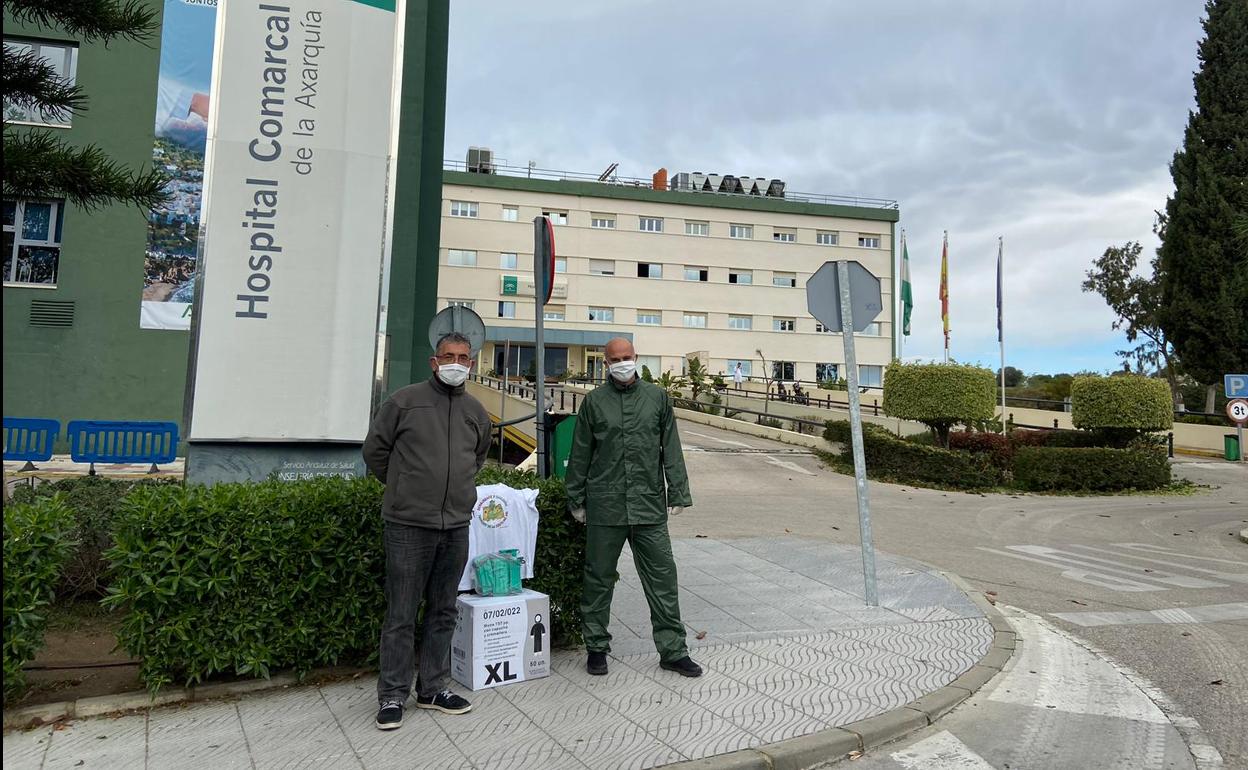 Los vecinos han entregado hoy 500 mascarillas y 100 monos sanitarios al Hospital de la Axarquía.