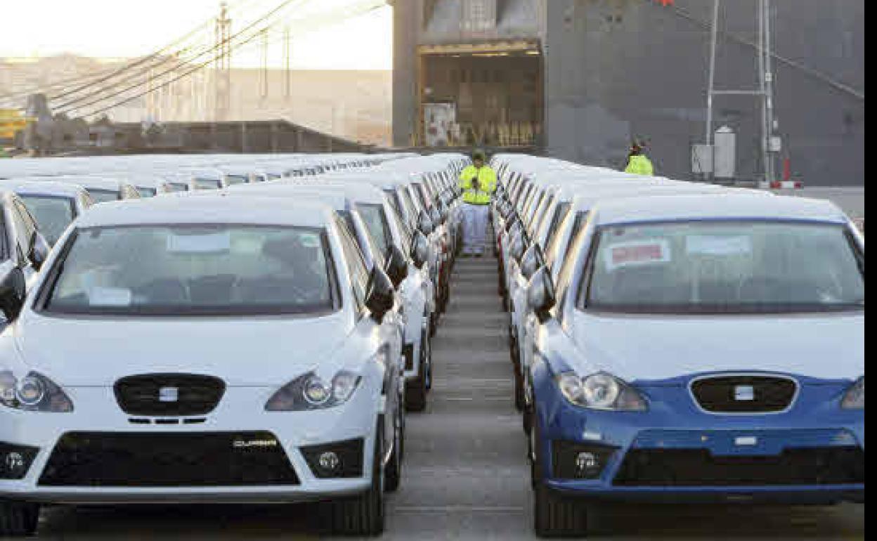 Coches en el puerto de Barcelona.