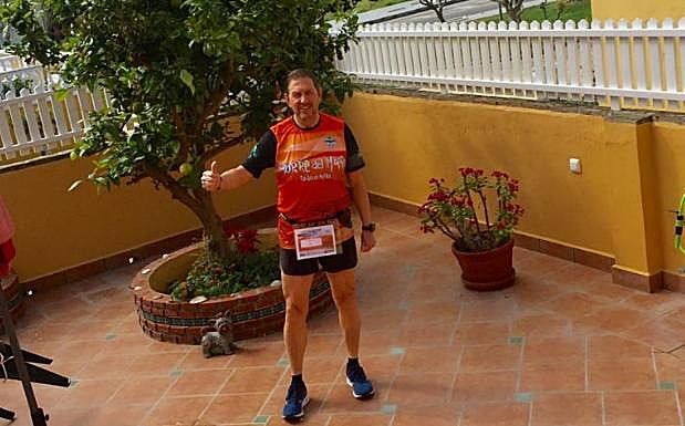 Eduardo Martín, ayer en el patio de su vivienda en Torre del Mar. 