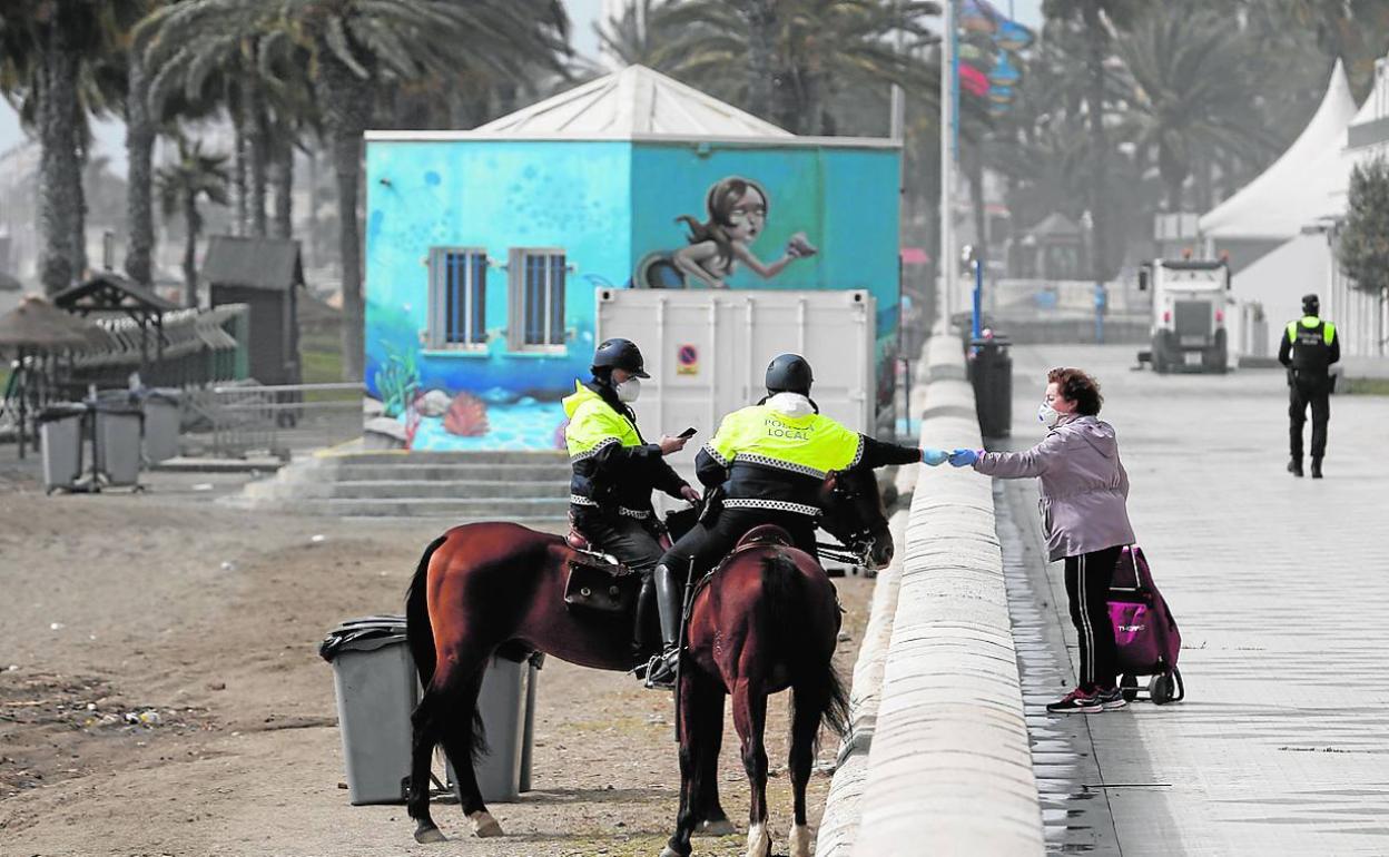 Control policial en los paseos marítimos durante la cuarentena 