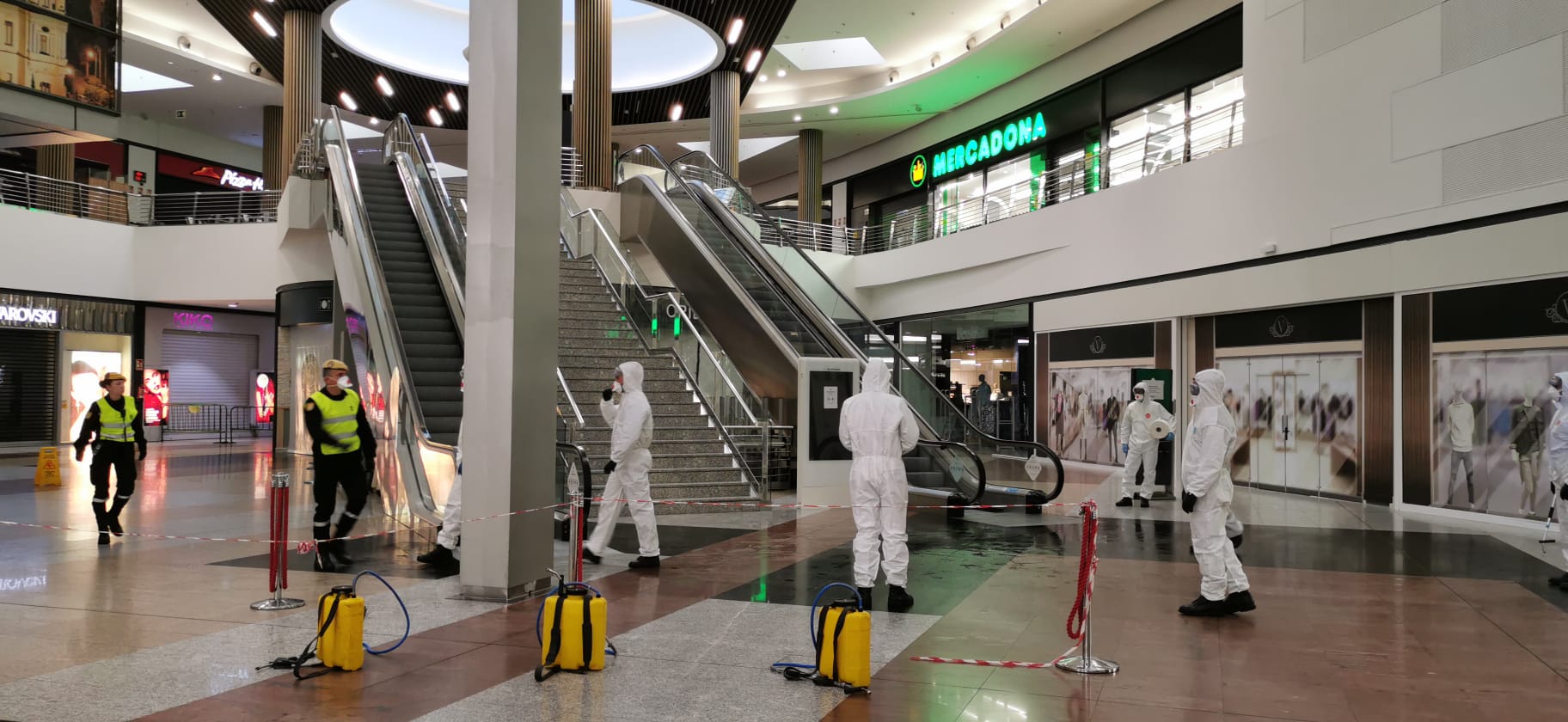 Efectivos del UME, en la estación Vialia-María Zambrano de Málaga.