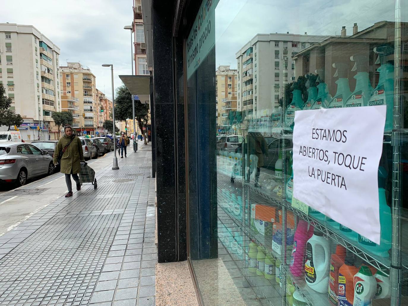 Comercios ubicados en la avenida Carlos Haya de la capital.