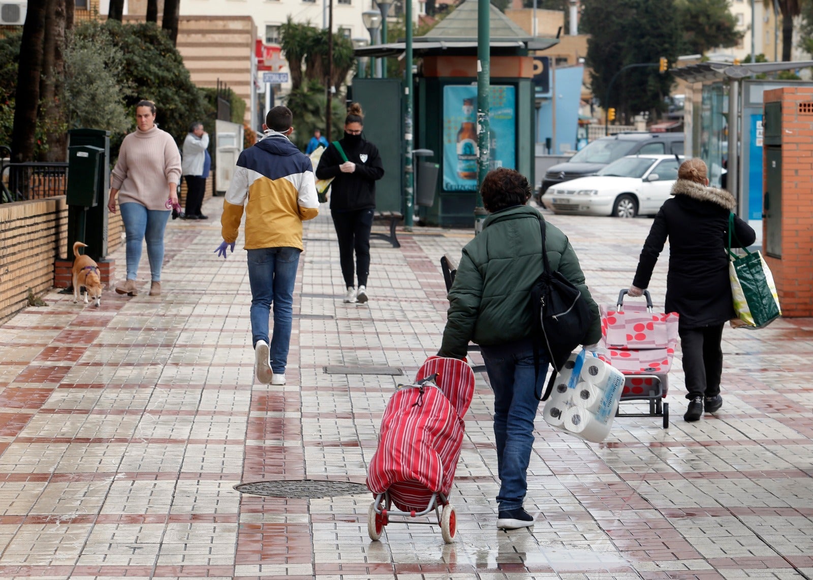 Ciudadanos realizando la compra en la capital