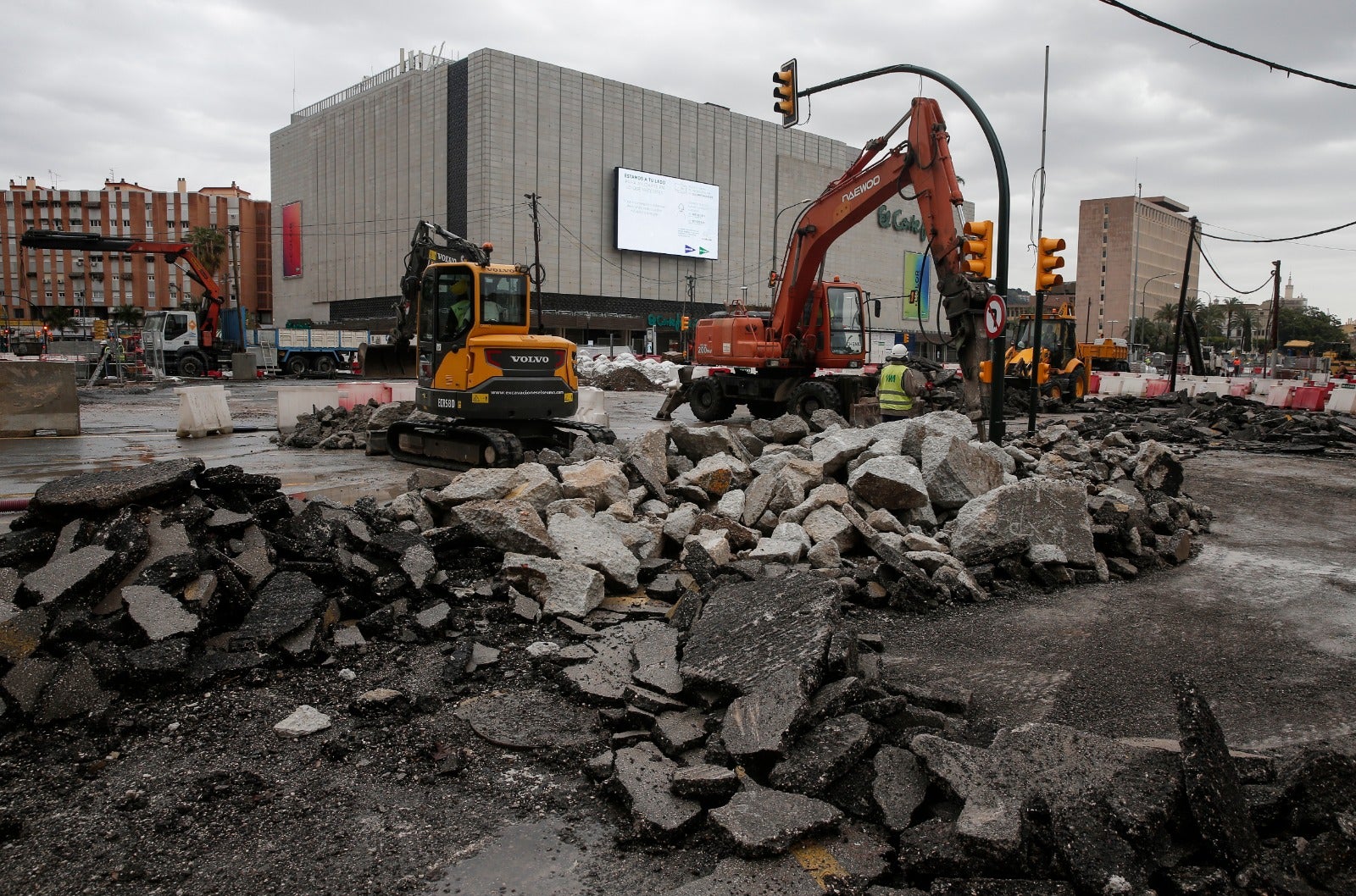 Operarios trabajando en las obras del metro de Málaga.